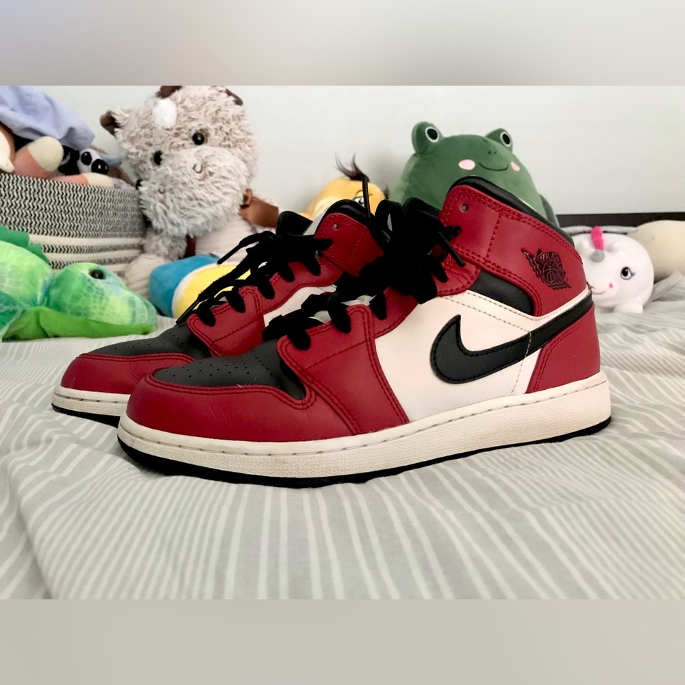 Jordan 1 Mid Chicago Black Toe